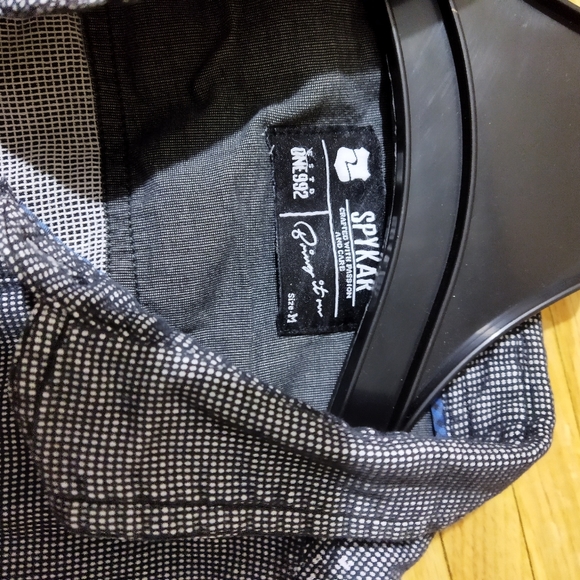 Hi Im selling couple of shirts and t shirts Size Medium.... - Picture 5 of 8